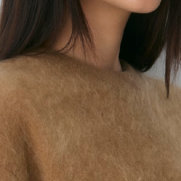 Aritzia Brushed Cashmere Relaxed CrewneckSweater.NWT. - Picture 7 of 8